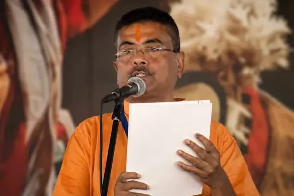 শপথ নিচ্ছেন শুভেন্দু অধিকারী।