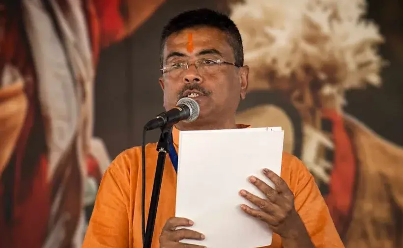 শপথ নিচ্ছেন শুভেন্দু অধিকারী।