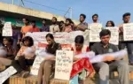 শিশুদের প্রতীকী লাশ কোলে নিয়ে প্রতিবাদ জানানো হয়।