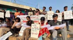 শিশুদের প্রতীকী লাশ কোলে নিয়ে প্রতিবাদ জানানো হয়।