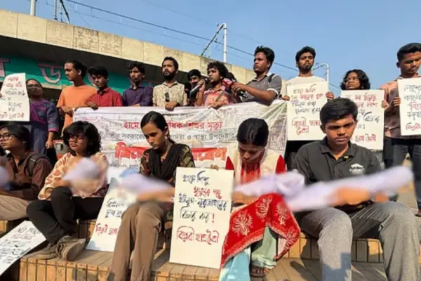 শিশুদের প্রতীকী লাশ কোলে নিয়ে প্রতিবাদ জানানো হয়।