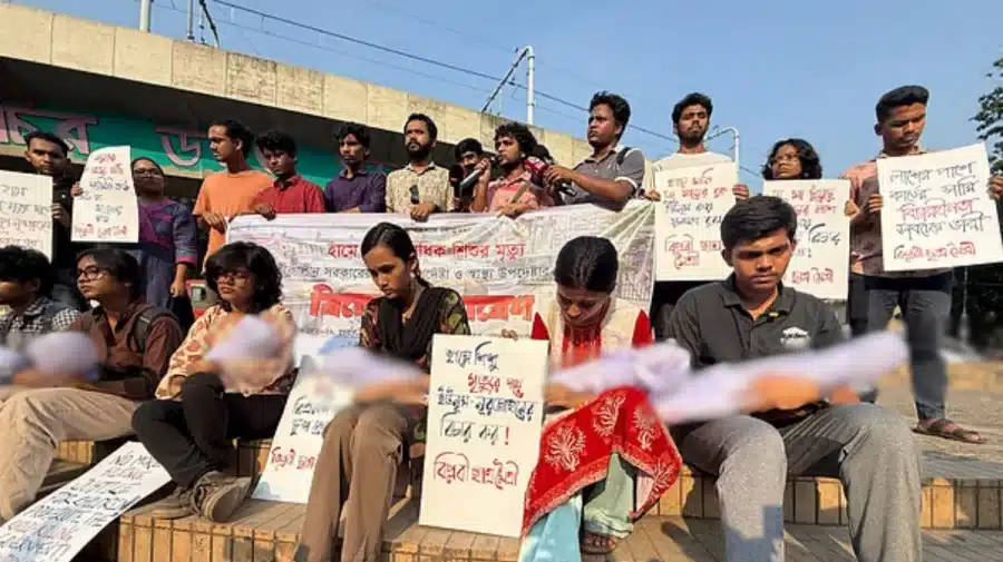 শিশুদের প্রতীকী লাশ কোলে নিয়ে প্রতিবাদ জানানো হয়।