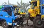 দুর্ঘটনাকবলিত পিকআপ ও ট্রাক।